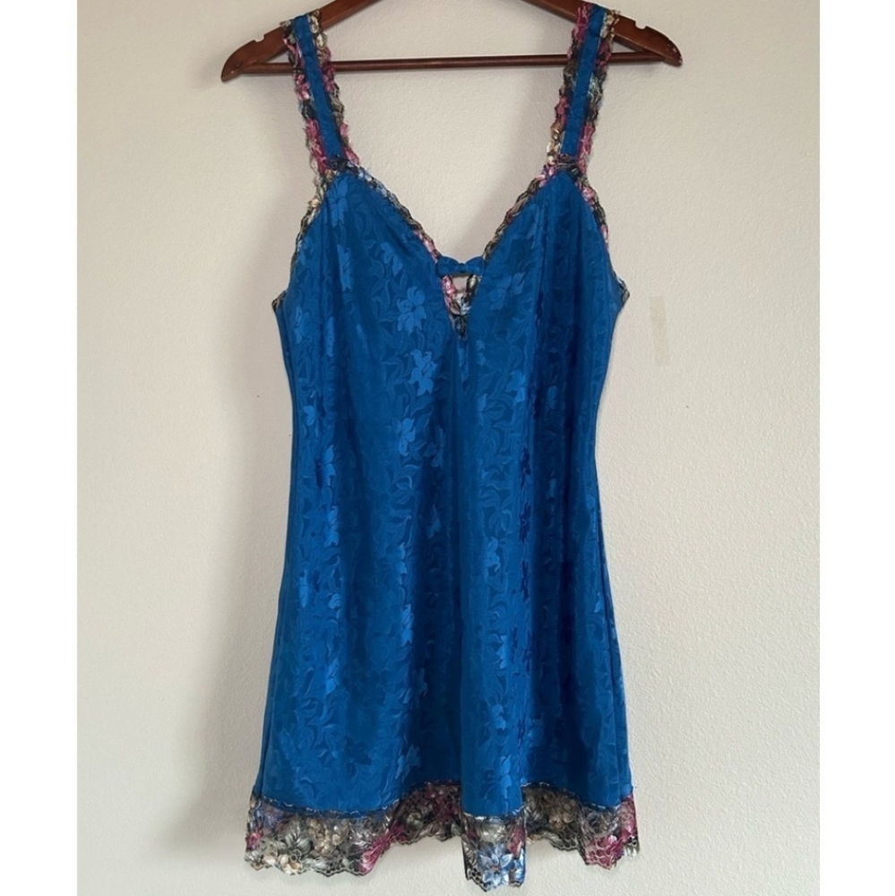 Elegant Blue Floral Women's Chemise